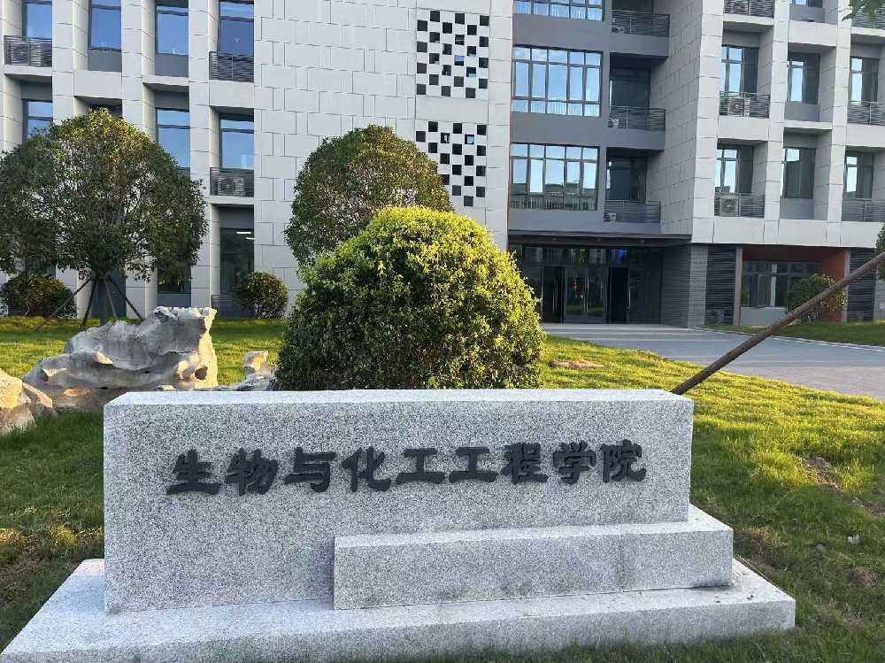 石拐区扬州职业大学体育场高杆灯项目